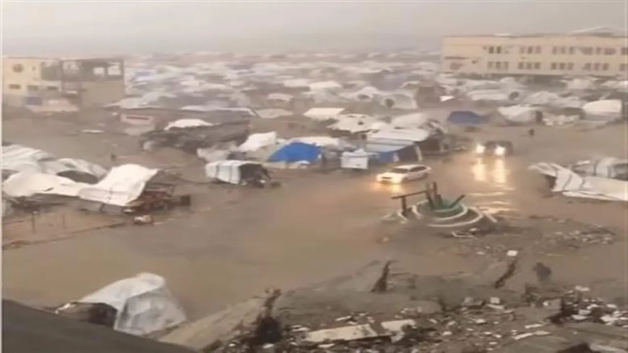 أمطار غزيرة ومنخفض جوي يفاقمان معاناة أهالي غزة بتطاير الخيام وخسائر بشرية